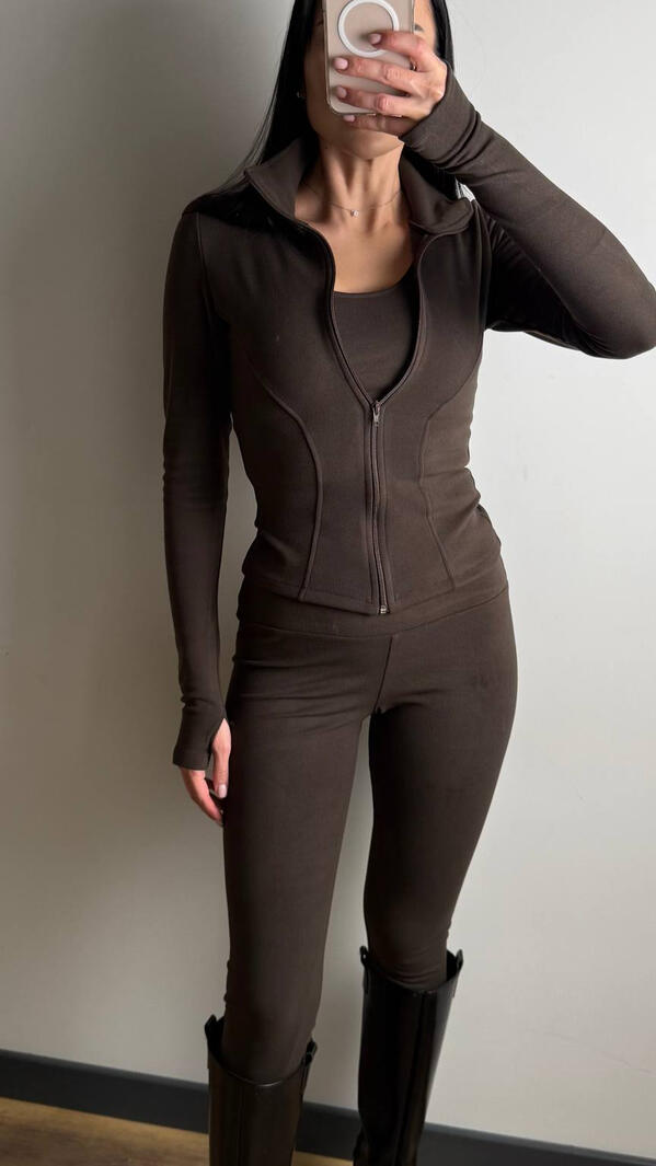 Жіночий шоколадний спортивний костюм з кофтою на блискавці та лосинами — оптовий одяг для магазинів.